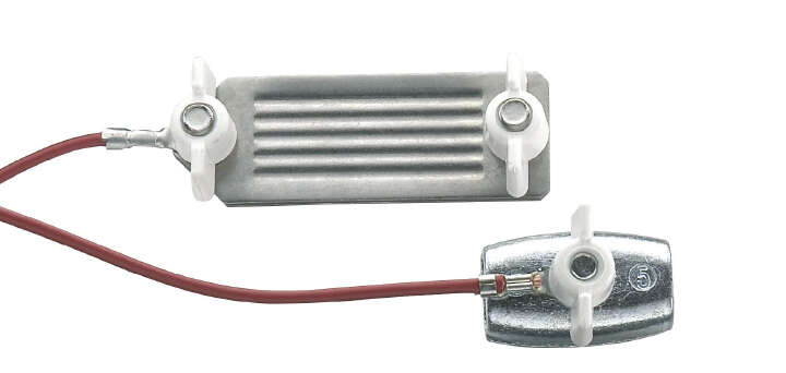 441493 Ein elektronisches Bauteil mit einem Aluminiumkörper und roten Drähten.